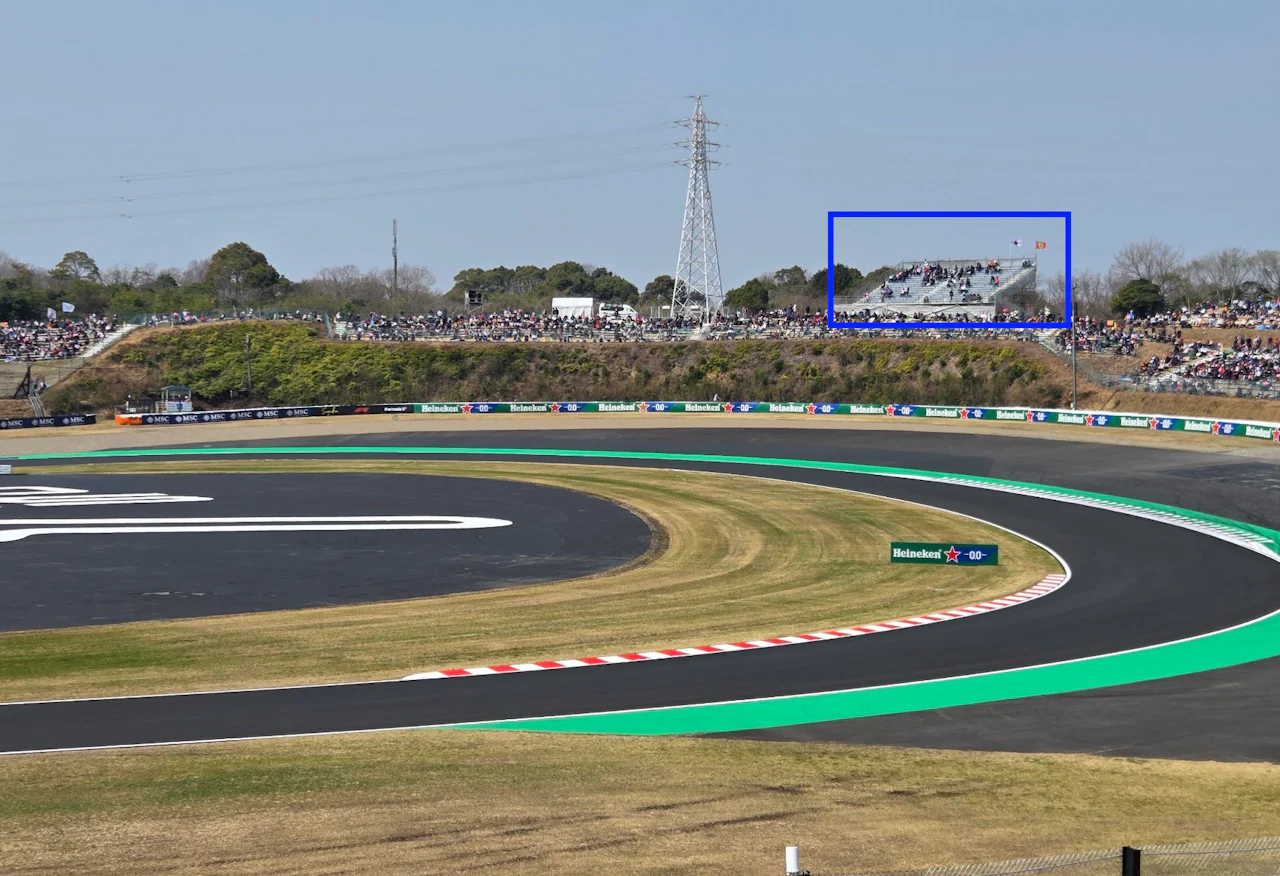 スプーンカーブ入口からM席仮設スタンドを見た様子