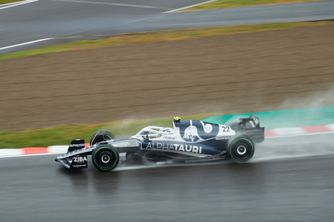 2022年F1日本GPフリー走行で雨の中走るアルファタウリの角田裕毅