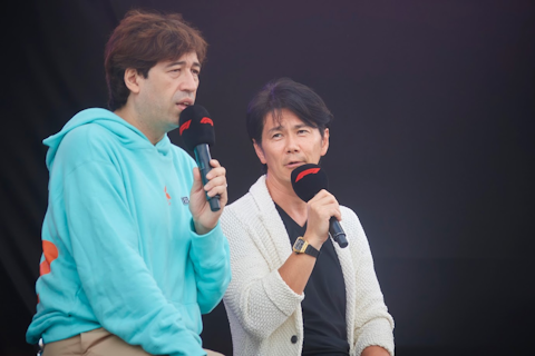 DAZNステージでトーク中のサッシャさんと中野信治さん