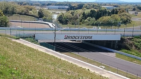 Suzukacircuit multi-level-crossing