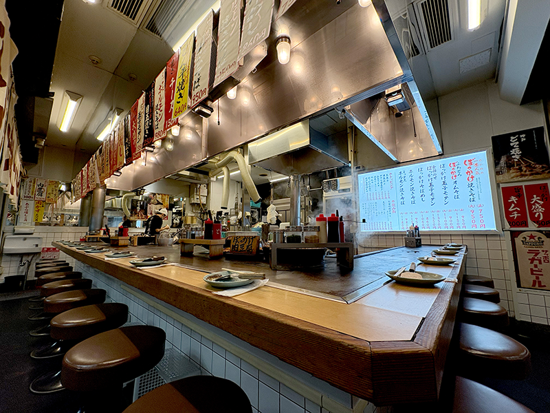 鉄板を中心とした店内