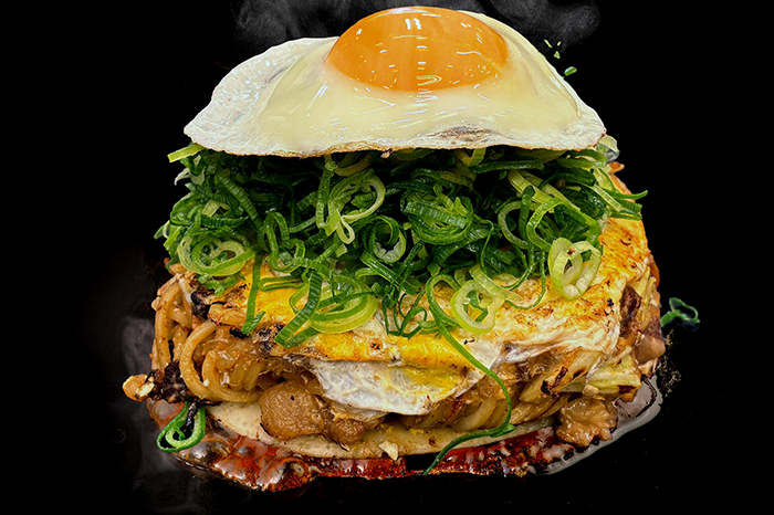 <p>焼きそば入り<br>全部のせぼっかけ玉子モダン</p>