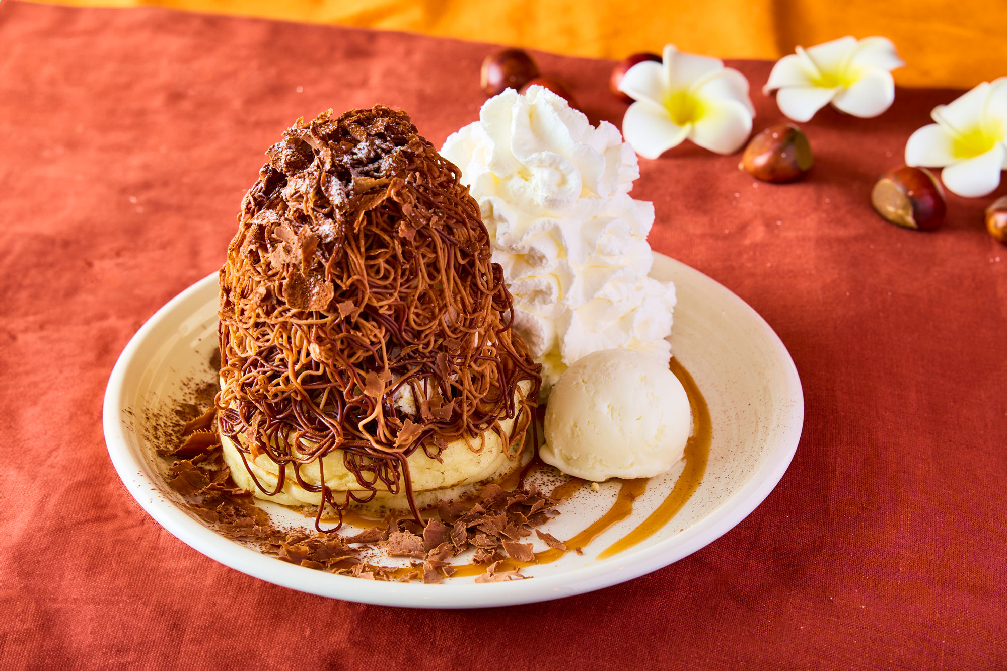 ハワイ仕立ての「チョコレートモンブランパンケーキ」