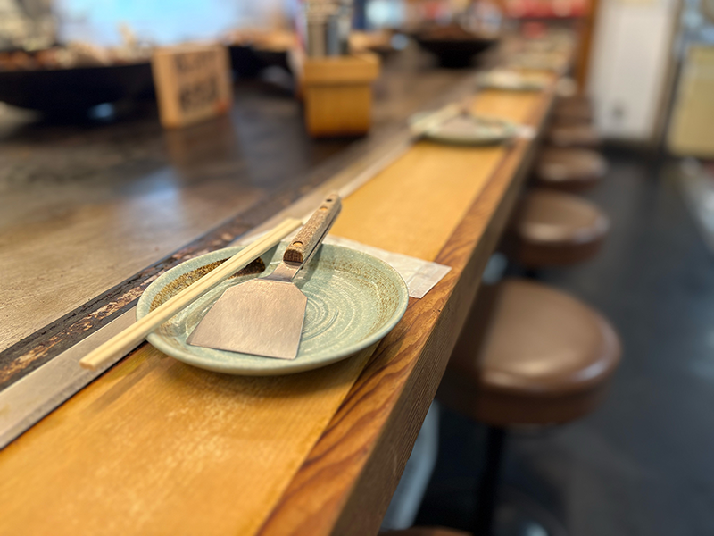 鉄板からわずか15cmの
カウンター