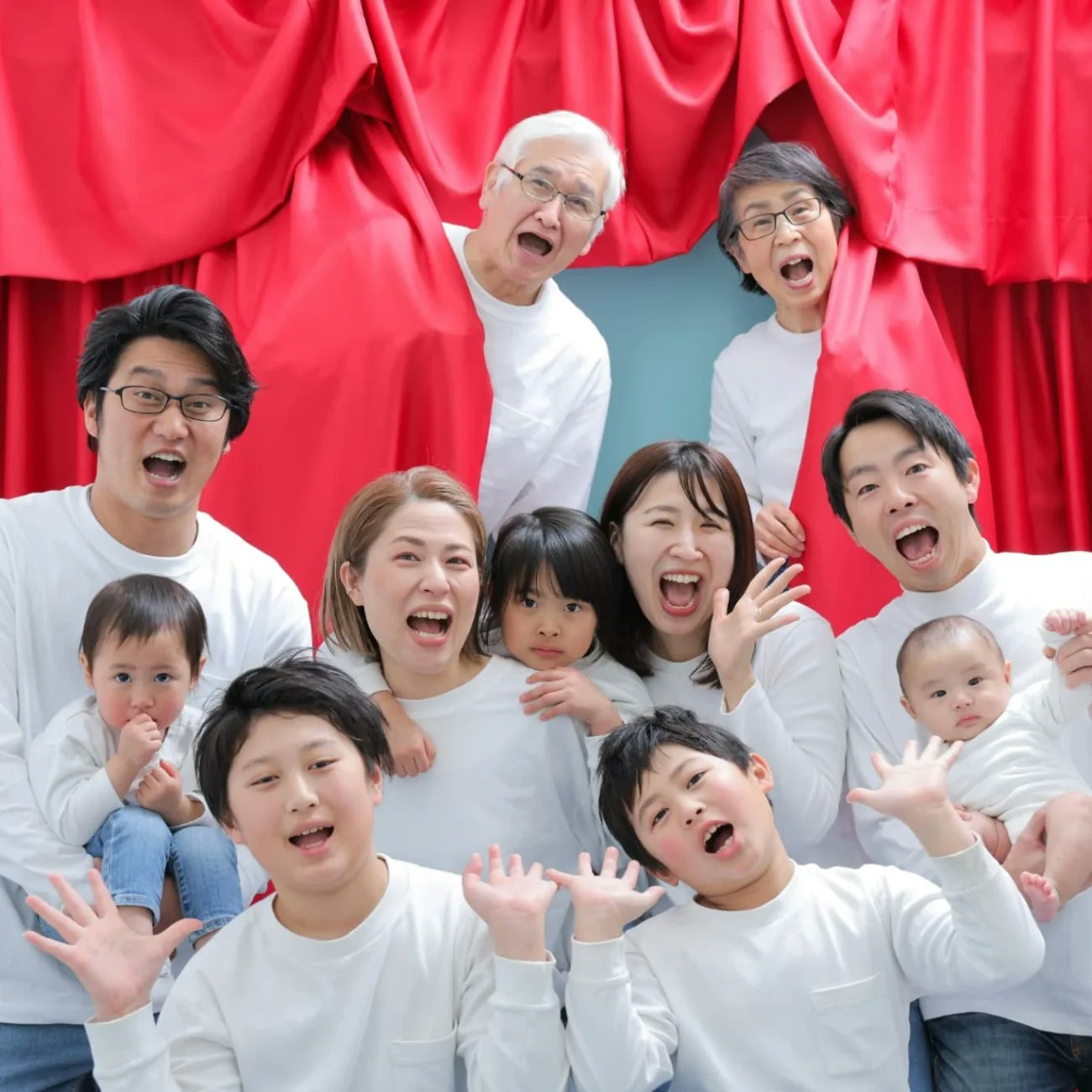 おもしろい家族写真のポーズやアイディアを紹介!おもしろく撮るためのポイントも