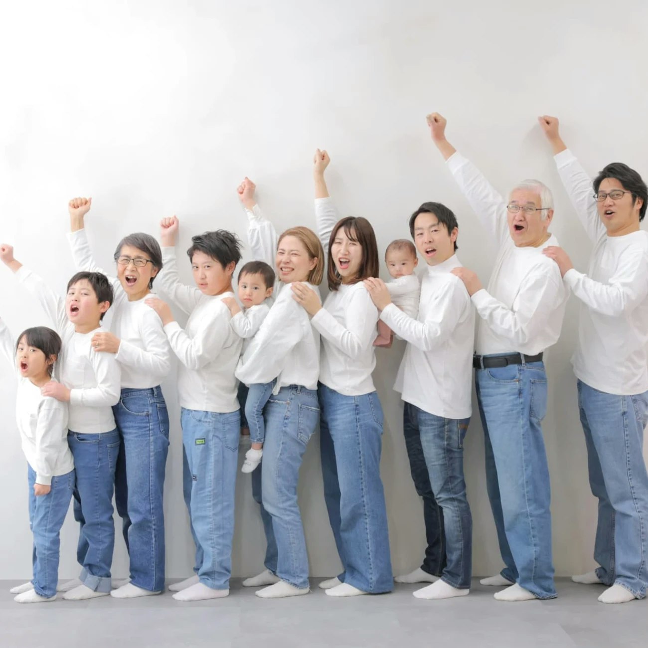 家族写真の服装はどうする?撮影のタイミングや服装選びのポイントを解説