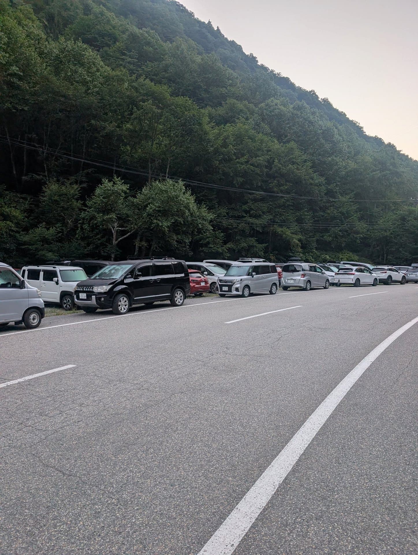 七倉山荘駐車場（朝）