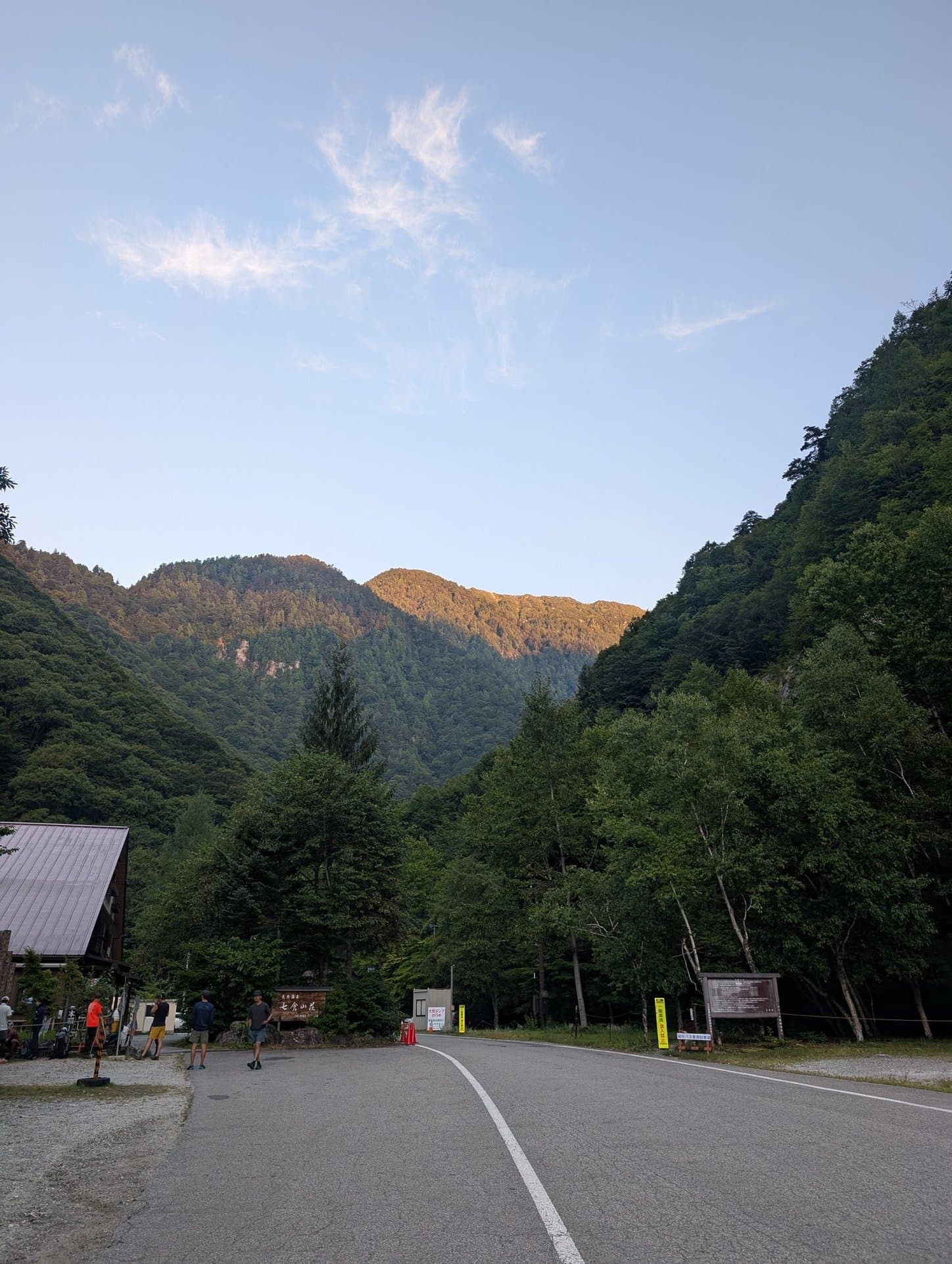 七倉山荘駐車場（朝）