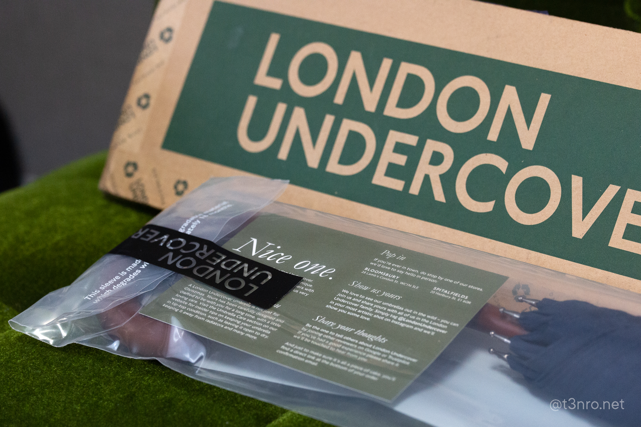 箱を開けるとビニールに包まれた傘が現れる