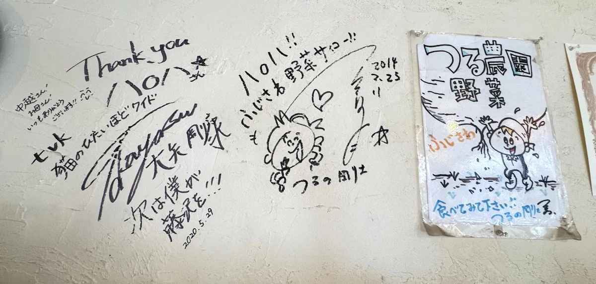 壁に残るサイン