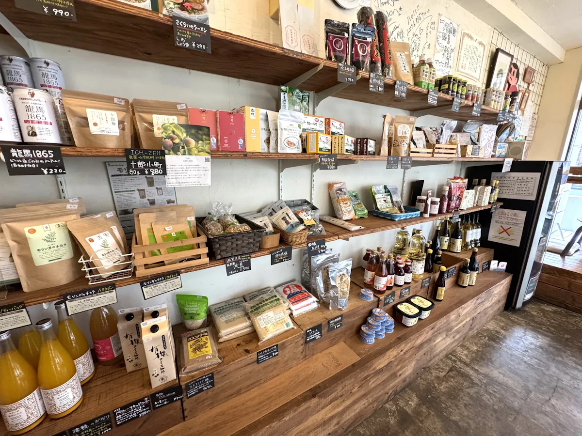自然食品やきくいも商品が並ぶ棚