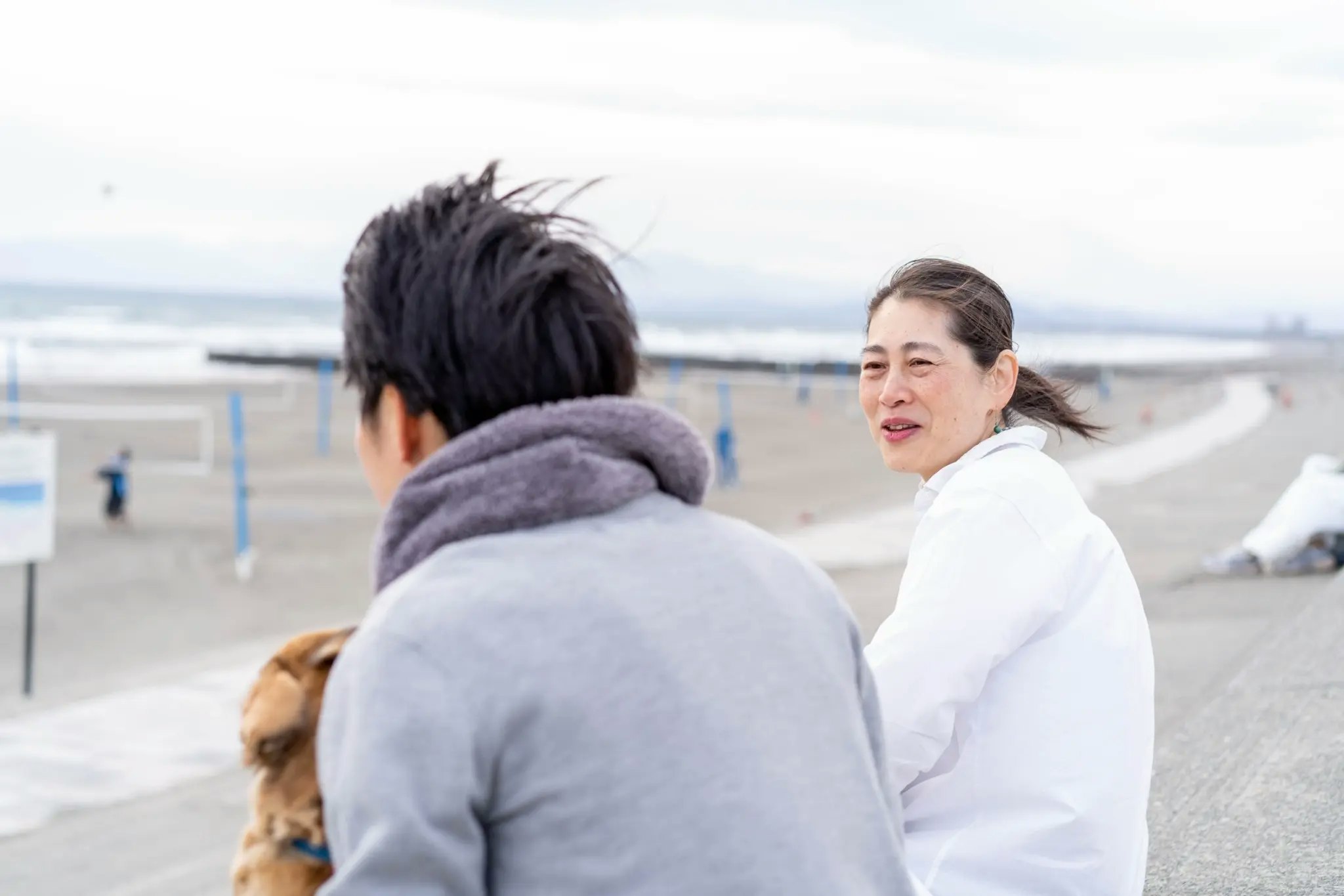 話している濱田さんの写真