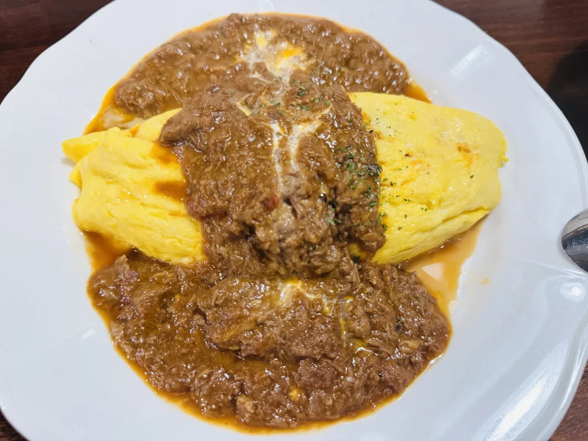 牛すじのビーフシチューオムライス