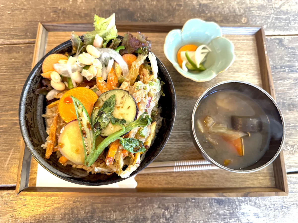味噌汁と小鉢付きの野菜かきあげ丼
