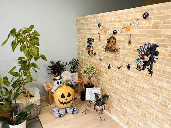 ハロウィン仕様に店内飾りつけしました！