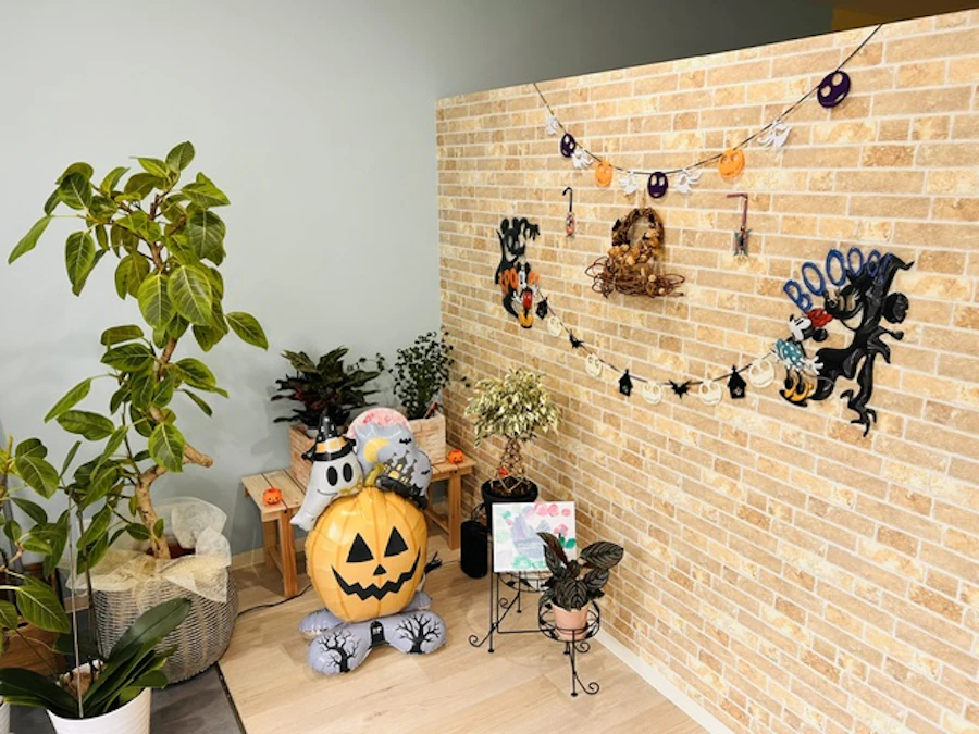 ハロウィン仕様に店内飾りつけしました！
