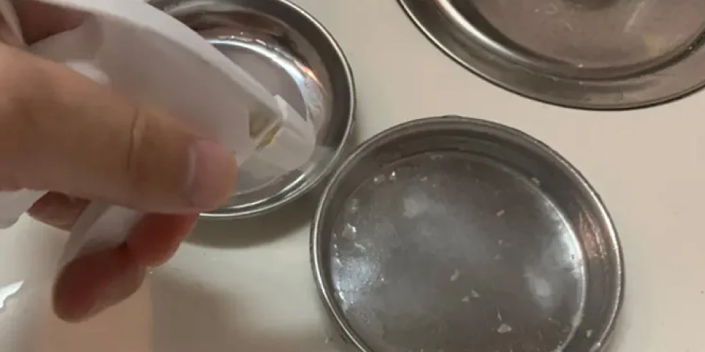 ぬめりや、固まり汚れが気になる食器にスプレー
