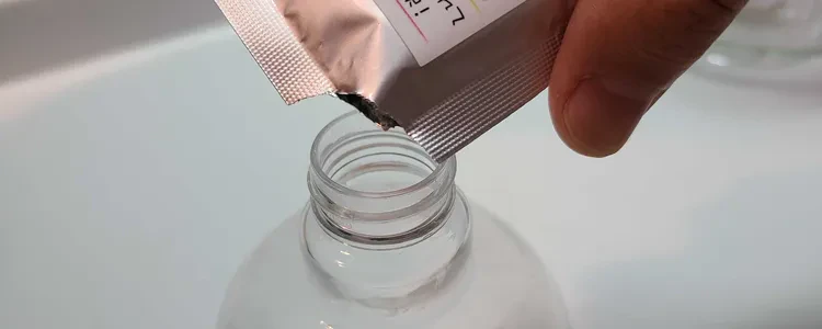 ①スプレーの容器に粉末を入れる