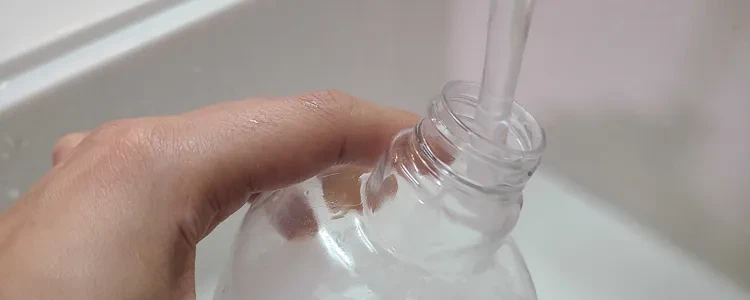 ②お湯で粉末を溶かして消臭・除菌液を作る