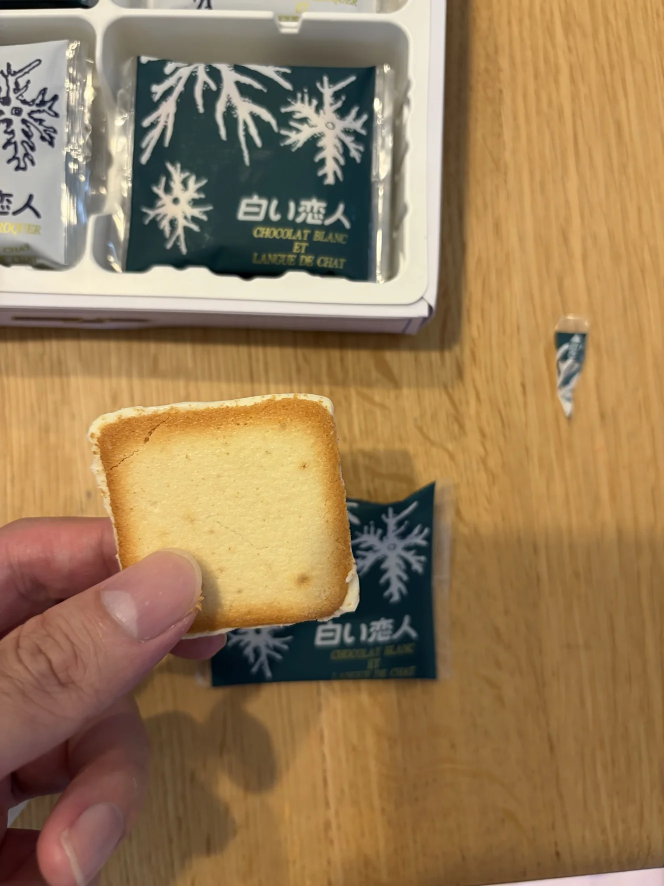 白い恋人のホワイト。ラング・ド・シャの間に白いチョコレート。手前の緑の個包装にCHOCOLAT BLANCの表記