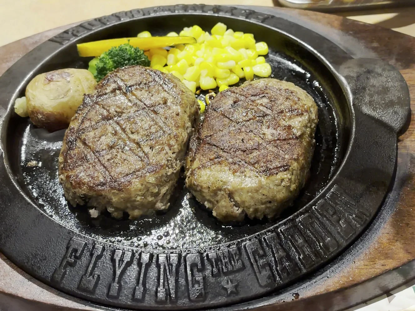 半分に切られた断面。網焼きの格子跡が残っている