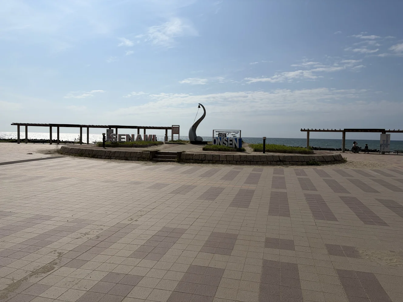 早朝の瀬波海岸沿いの遊歩道