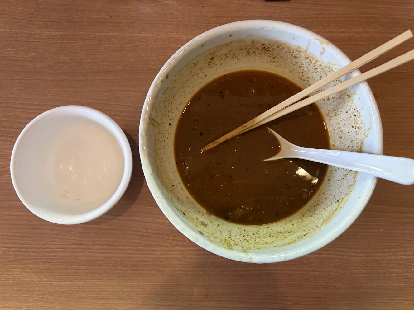 完食後。スープが少し残った丼と、空になった半ライスの茶碗