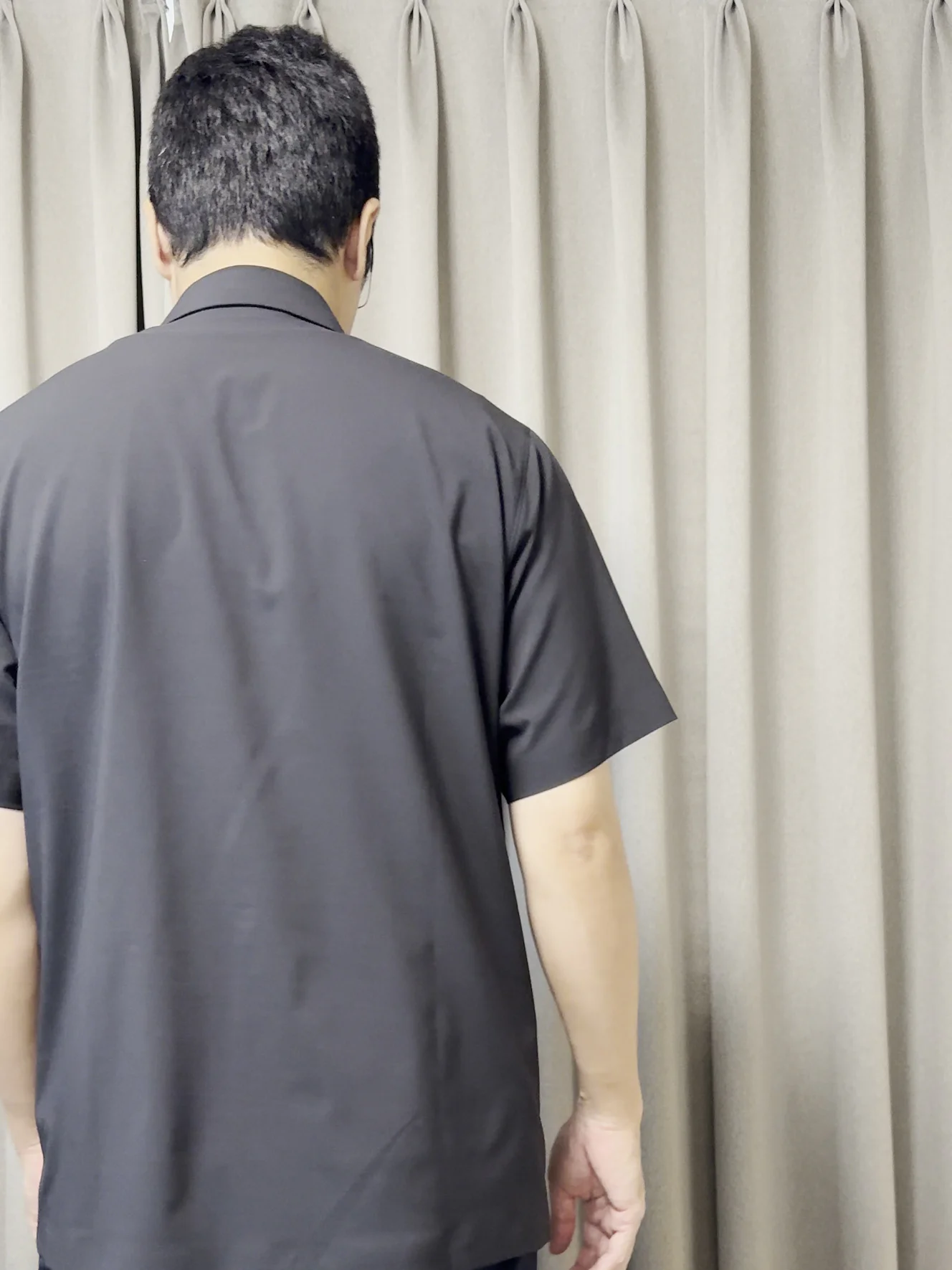背面から見たブラックのスカイライン ショートスリーブ シャツ。肩から背中のシルエット