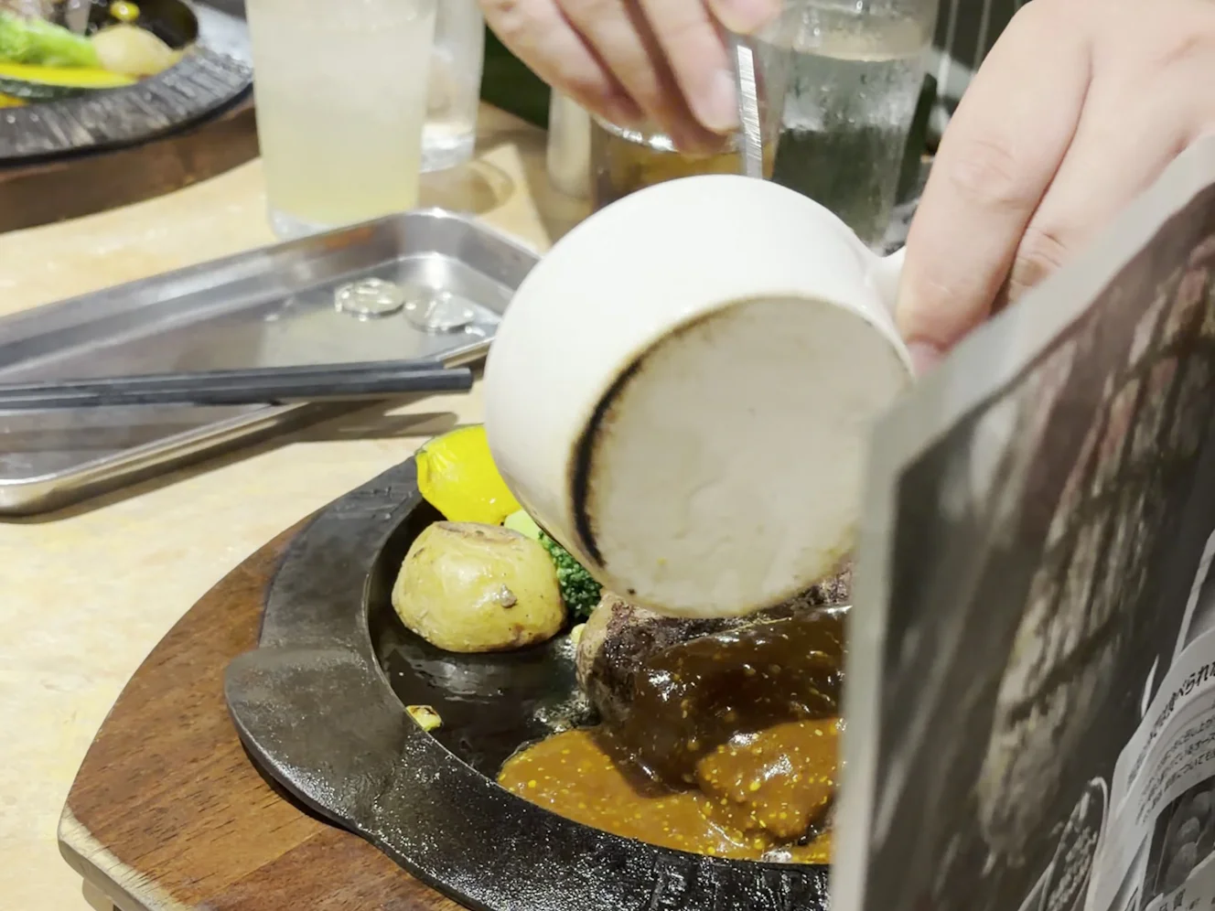 テーブルマットを盾にしながらかけてもらう粒マスタードソース