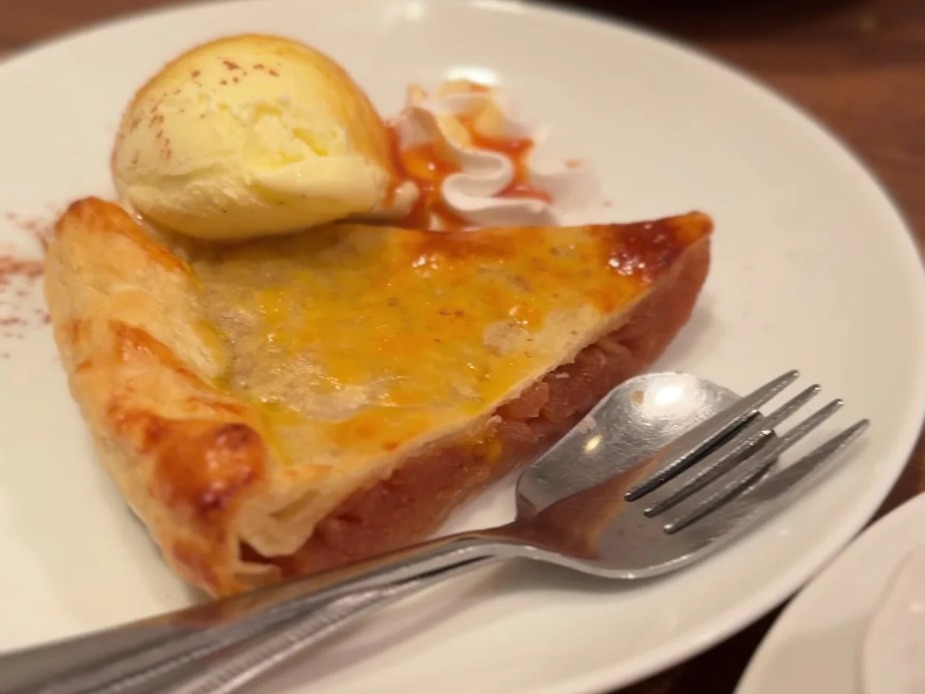 バニラアイスと生クリームが添えられたアップルパイ