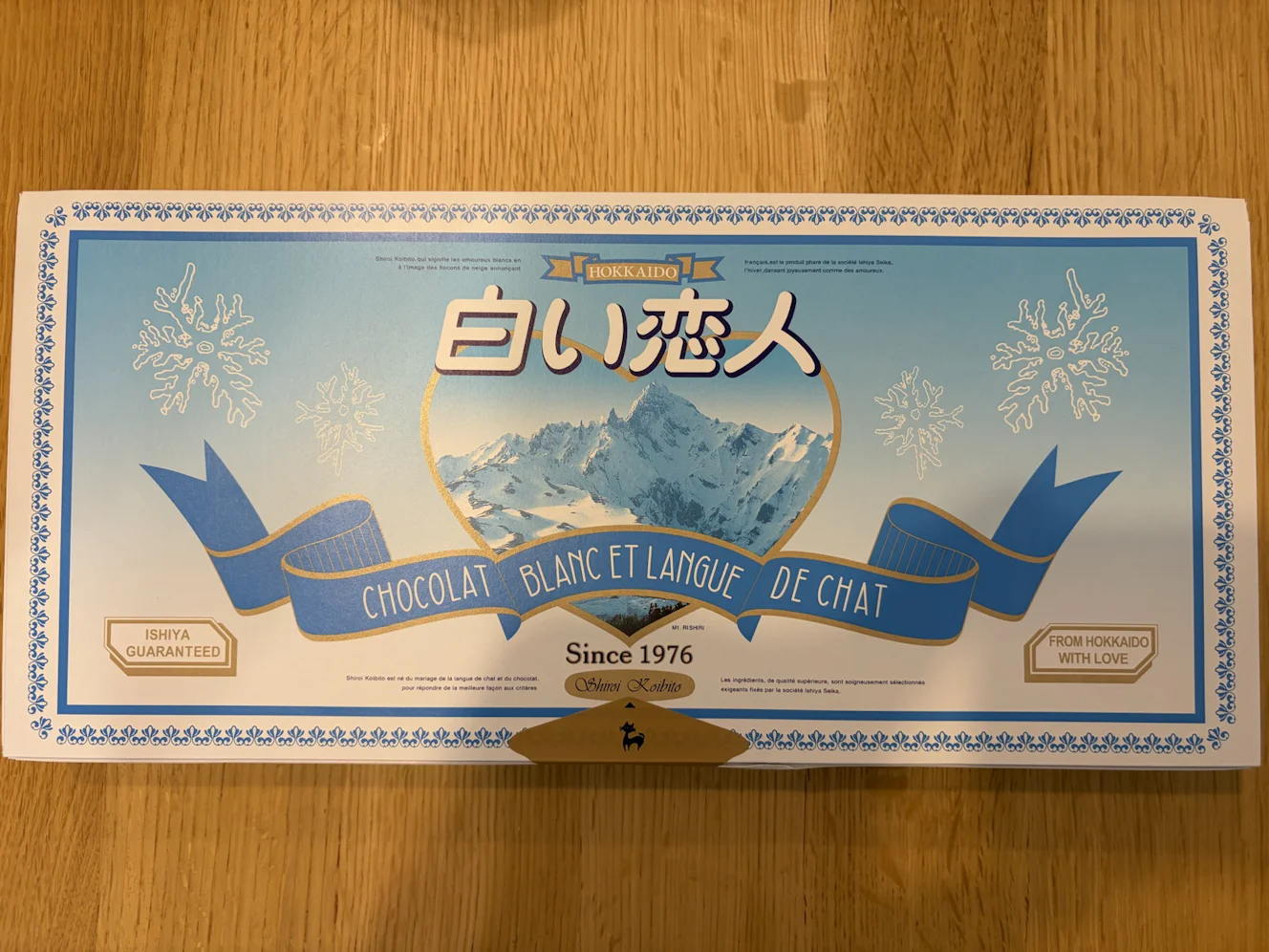 スリーブを外した白い恋人の水色パッケージ。Since 1976の表記と雪山のイラスト