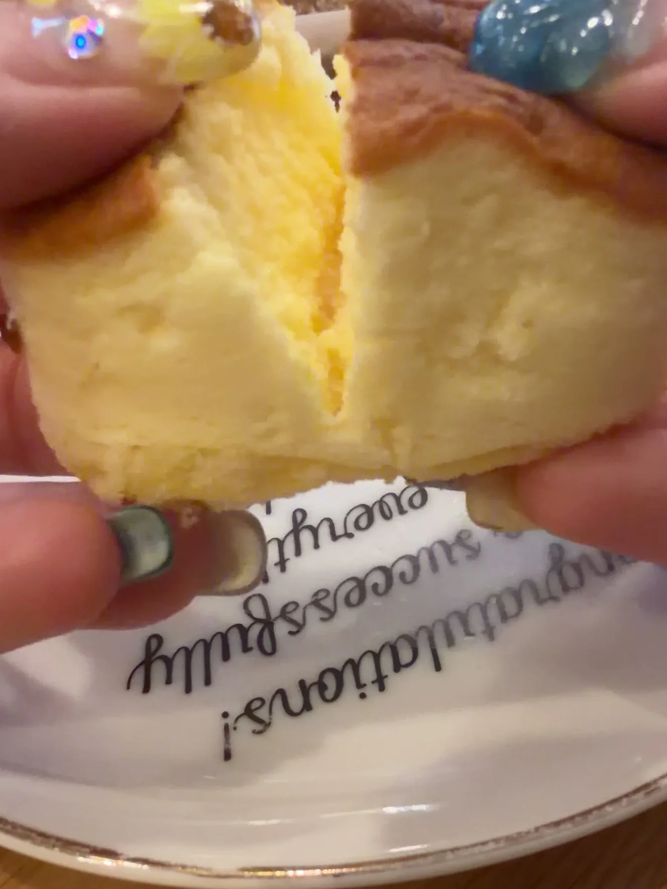 窯焼きチーズケーキを割ったところ。焼き色のついた上面の下に、淡い色のふわふわした生地