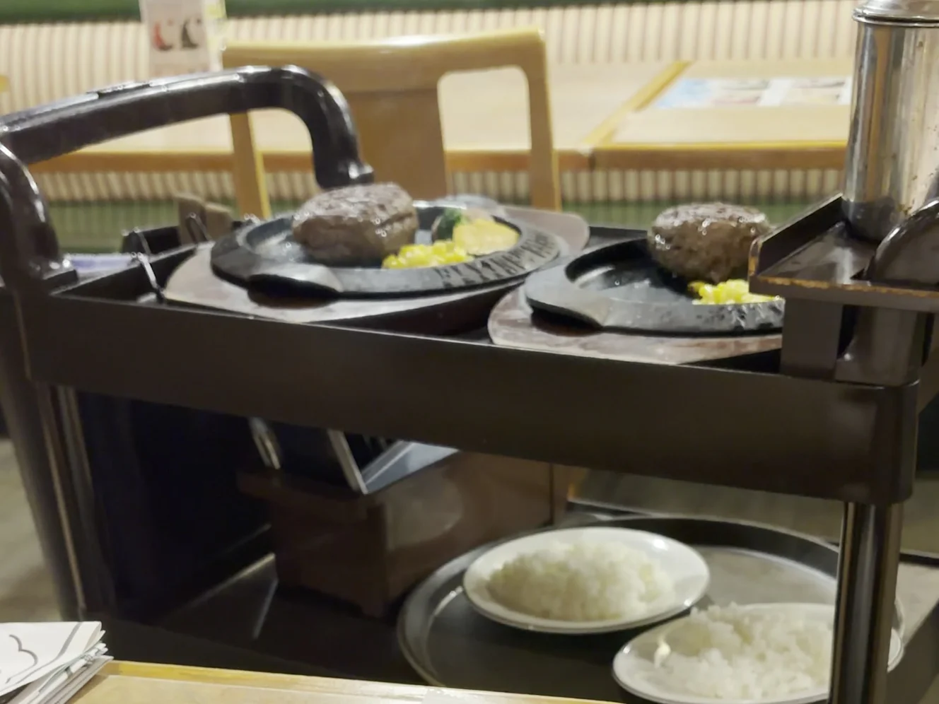 ワゴンで運ばれてきた鉄板。下段にごはんが載っている