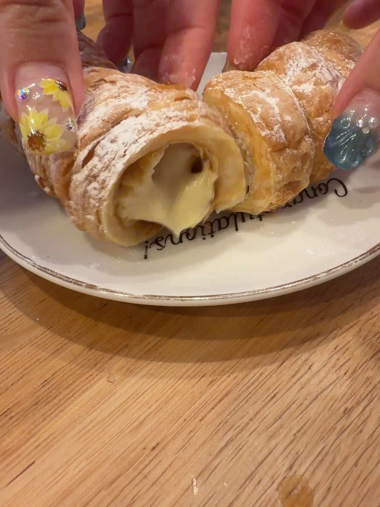 割ったパイコロネの断面からのぞくカスタードクリーム