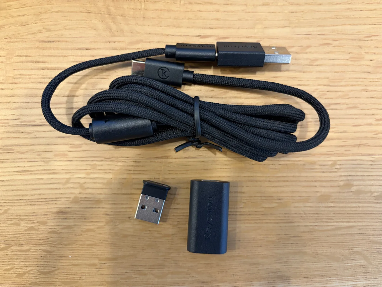 付属品。左上が2.4GHzレシーバー、左下がレシーバー用の延長アダプタ、右が USB-C ケーブルと USB-A 変換アダプタ