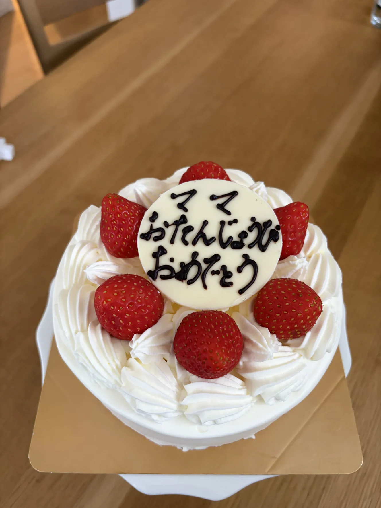 苺6粒とホワイトチョコのプレートがのった5号のショートケーキ