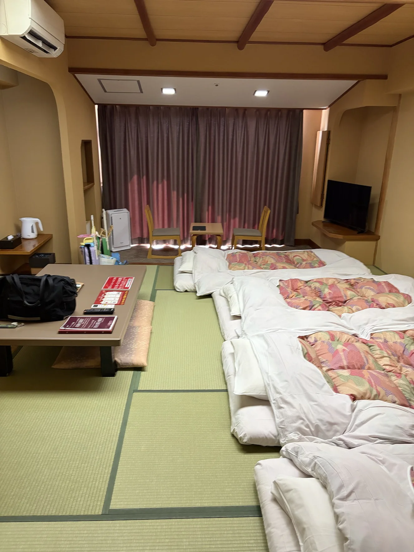 布団が敷かれたオーシャンビューの和室
