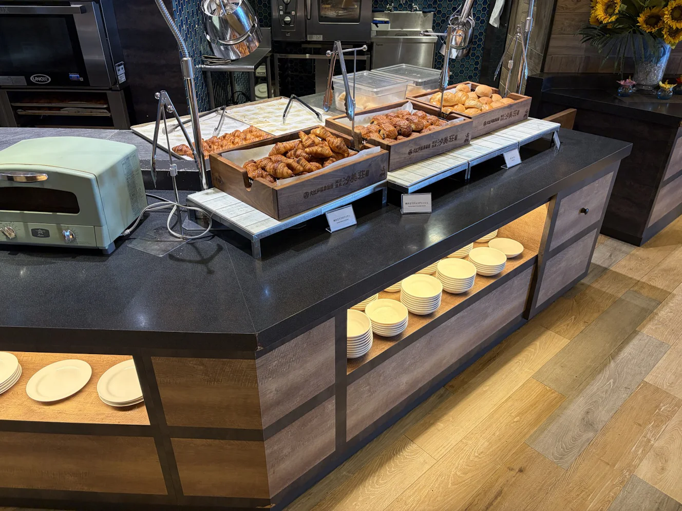 焼き物やトースターが置かれた朝食コーナー