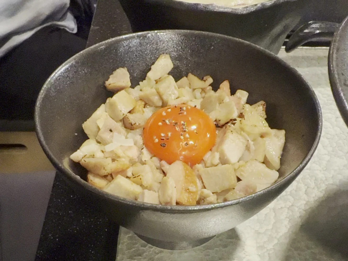 角切りのチャーシューの中央に生の卵黄