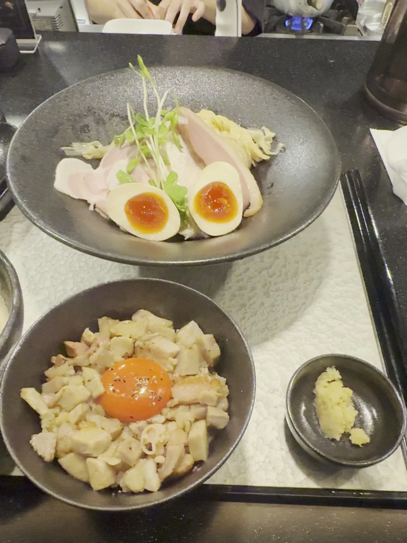 特製鶏つけsobaとチャーシュー丼。右手前は膳に付いてきたしょうがの小皿