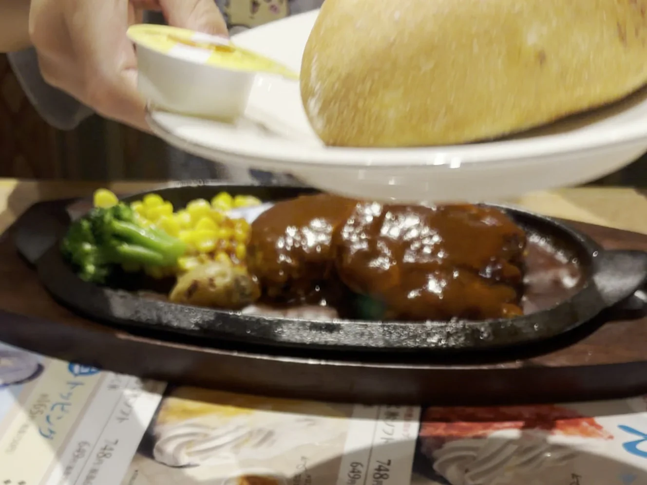 コンビ・デビューセット。ハンバーグ120gとチキン125gが1枚の鉄板に載る
