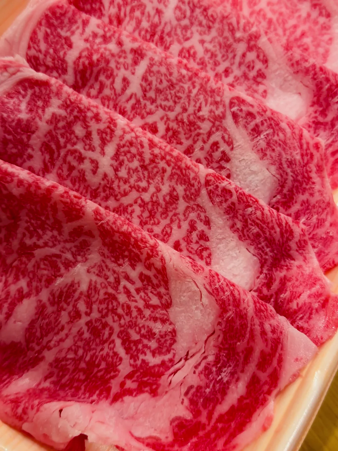 黒毛和牛ロースのすき焼用を寄りで撮ったところ。サシの目が細かい