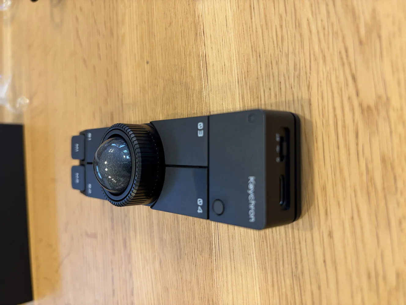 本体末端。USB-C ポートと3ポジションのスライドスイッチ