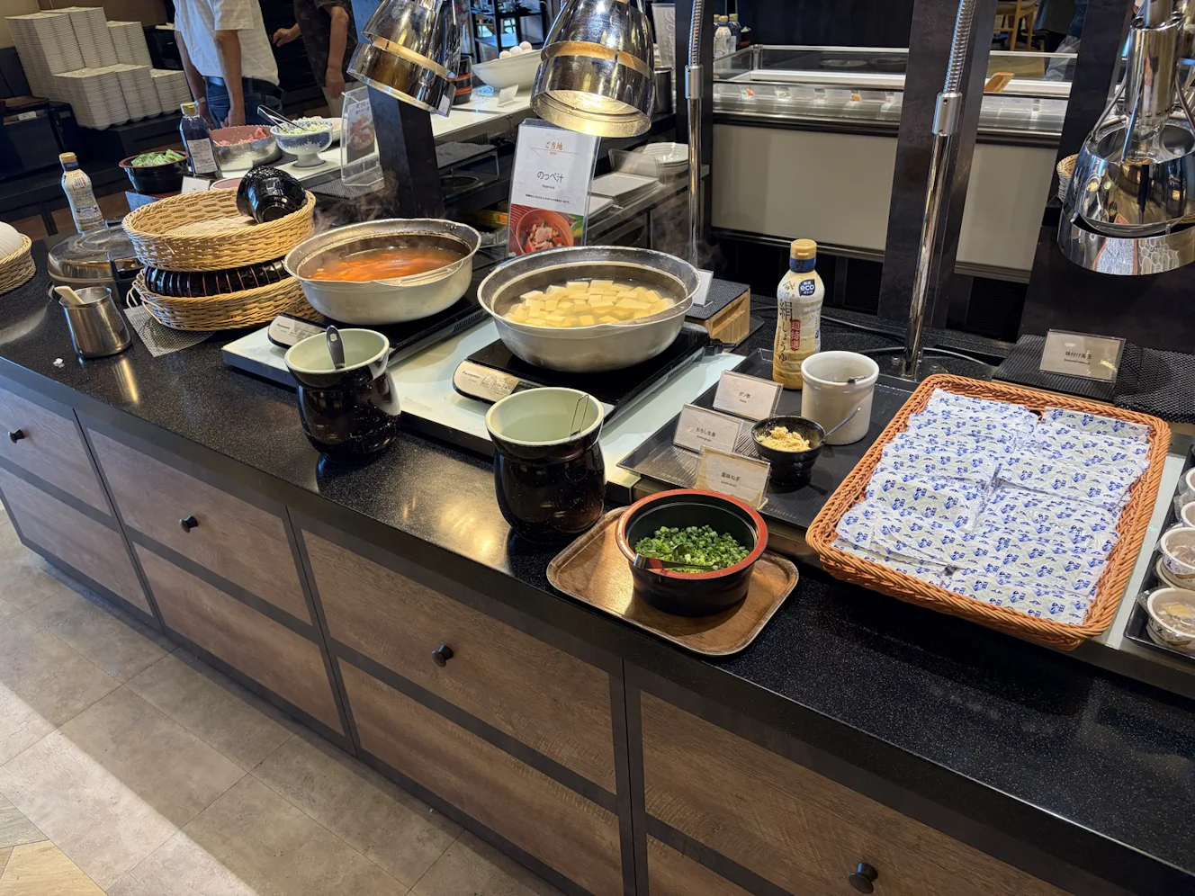 小鉢と汁物が並ぶ朝食のコーナー