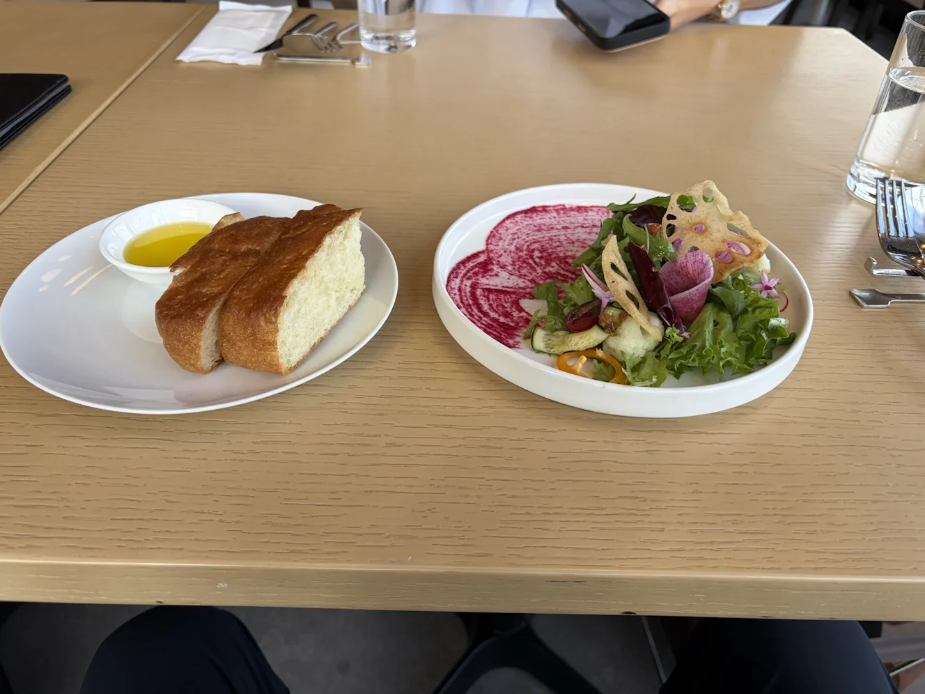 Cセットのサラダとフォカッチャ。フォカッチャにはオリーブオイルが付いてくる