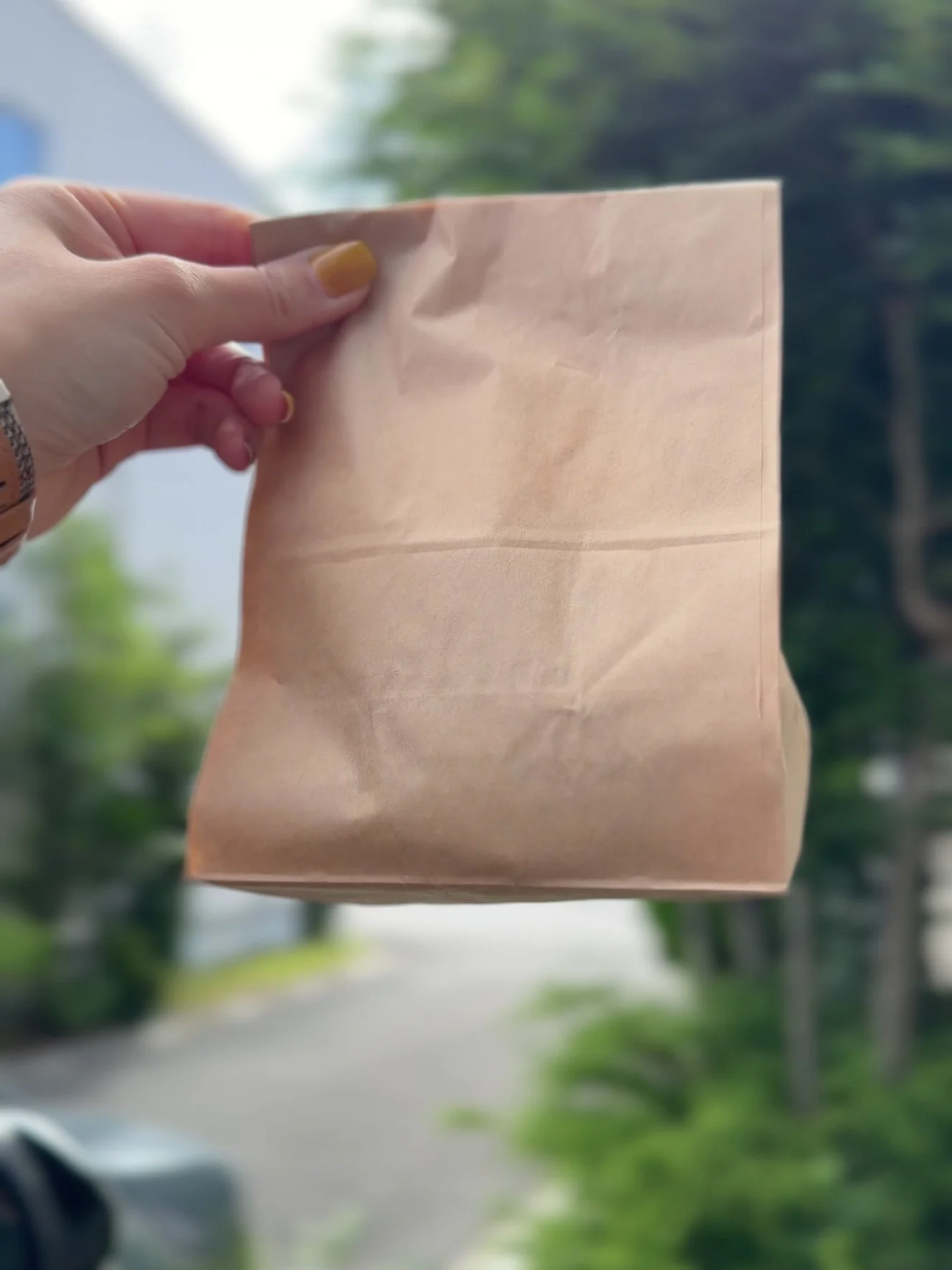 買ってきたパンが入った茶色の紙袋