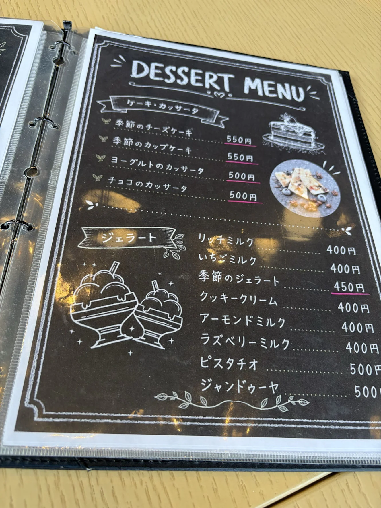 デザートメニュー。ケーキとカッサータ、ジェラートが並んでいる