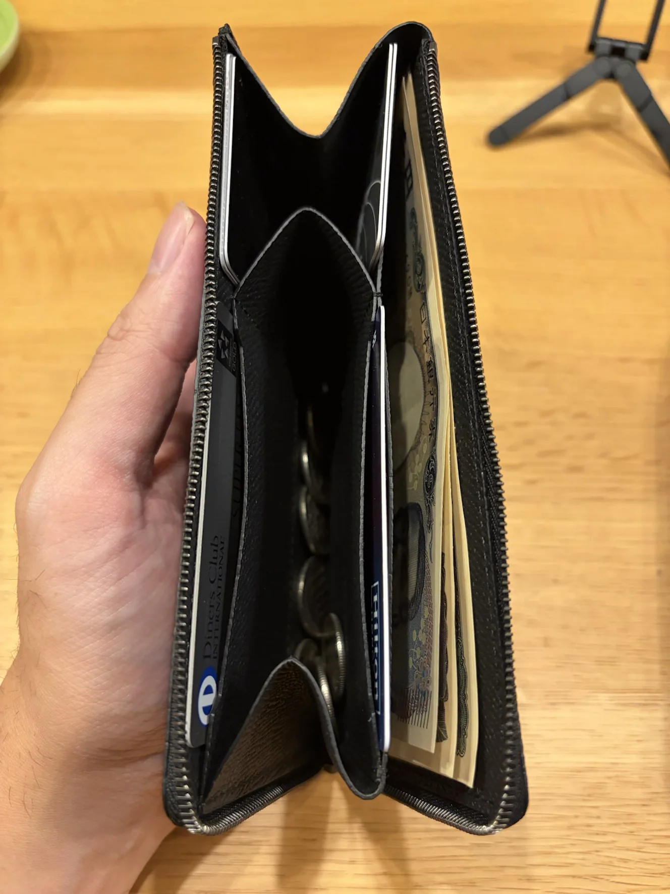 カードと小銭と千円札を入れた Premium を開けたところ