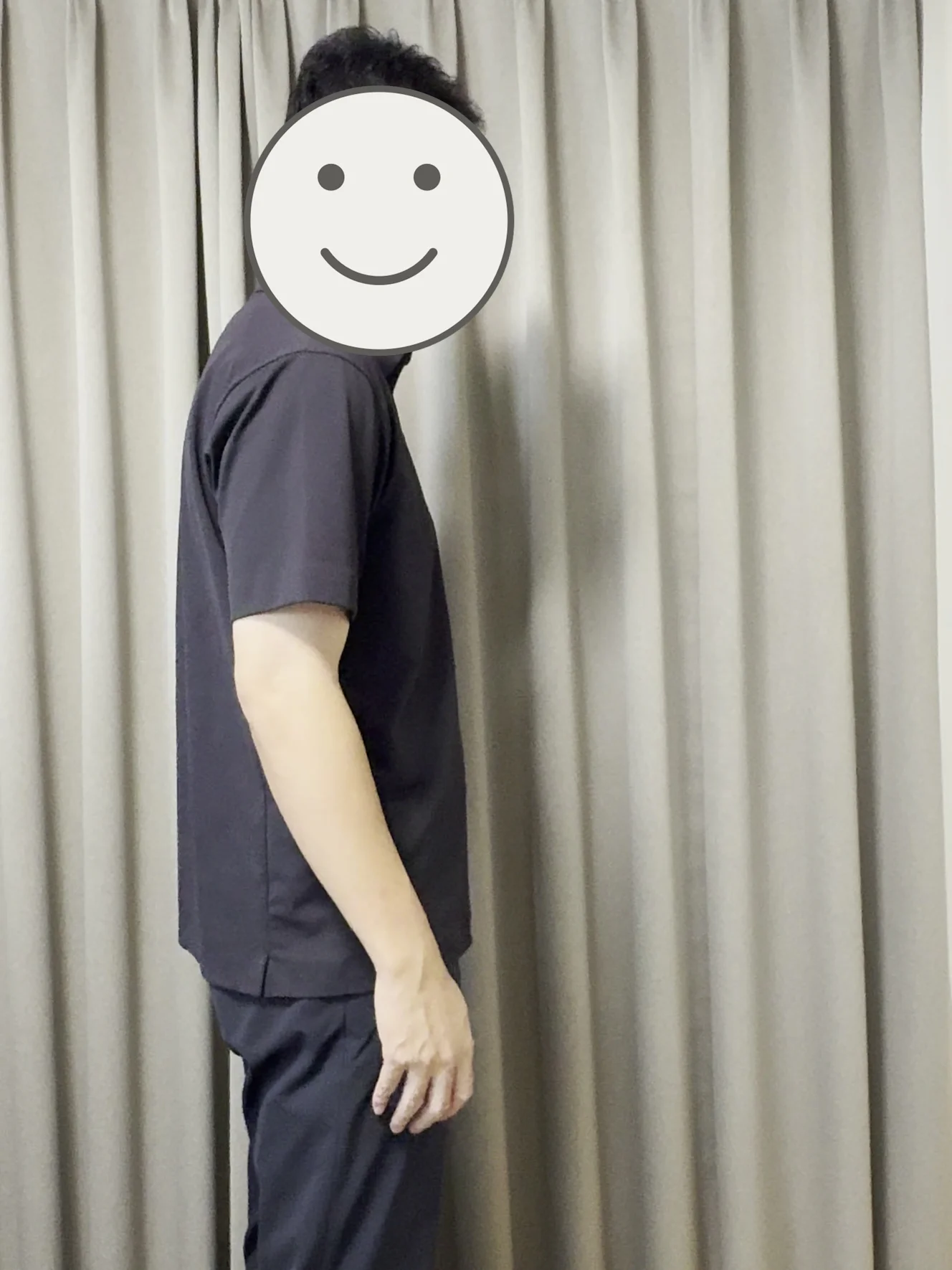 右から見たところ。袖の長さと、脇の裾に入ったスリット
