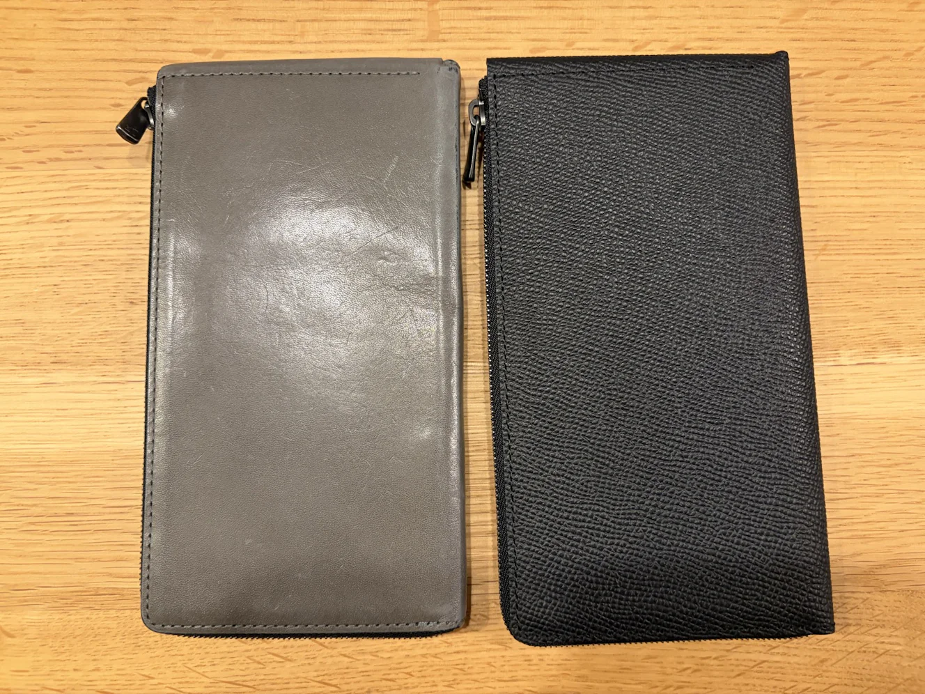 寄せて並べた2つ。左の前作は平らな革肌、右の Premium は細かいシボが入っている